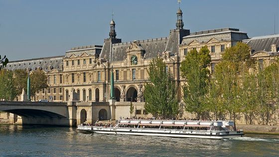 The Guichets du Louvre from the left side of the Seine River in Paris. A Bateau-Mouche near the Carrousel bridge - Jebulon (2011) via Wikimedia