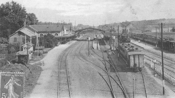 Gare de Montargis, carte postale ancienne - Public domain, via Wikimedia Commons