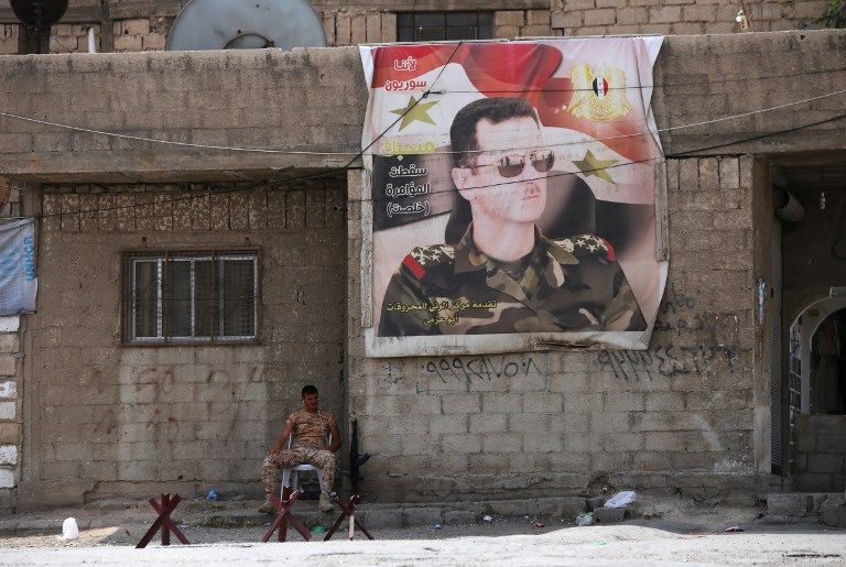 Un soldat du régime devant le camp Wafideen, couloir humanitaire en Goutha