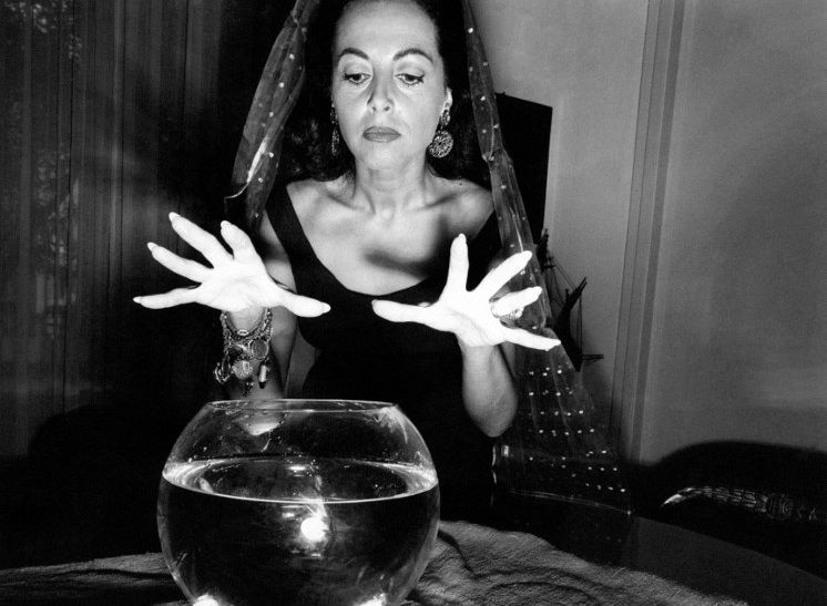 La voyante prédit l'avenir dans sa boule de cristal - photographie 1960
