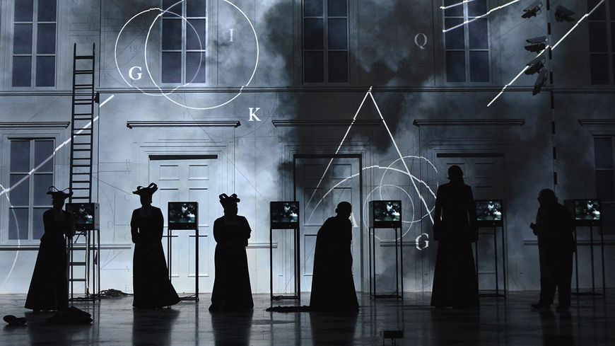 Mise en scène de La Flûte Enchantée par Netia Jones, en mai 2018, au Garsington Opera de Wormsley (Grande-Bretagne).