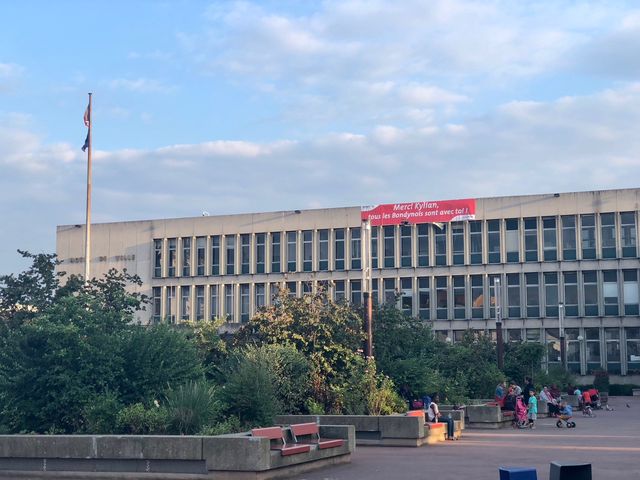 La mairie de Bondy affiche en grand son soutien pour l'attaquant qui défendra les couleurs de la France dimanche face à la Croatie.