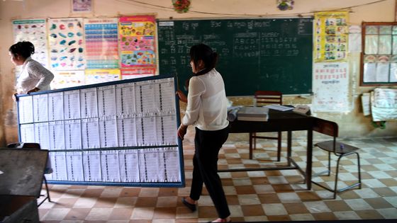 Le Comité national des élections prépare le scrutin dans un bureau de Phnom Penh, le 28 juillet. ©AFP - Manan VATSYAYANA