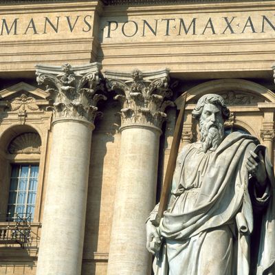 Statue de Saint-Paul devant la Basilique Saint-Pierre au Vatican