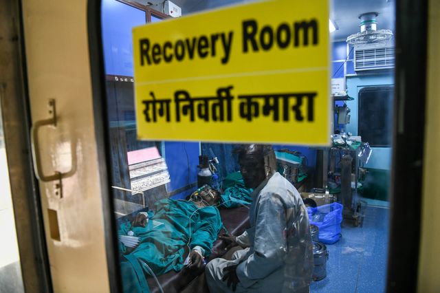 Le patient de 38 ans se repose une chirurgie d'un cancer de la bouche et de la gorge à bord du Lifeline Express à une gare de l'Etat Rajasthan