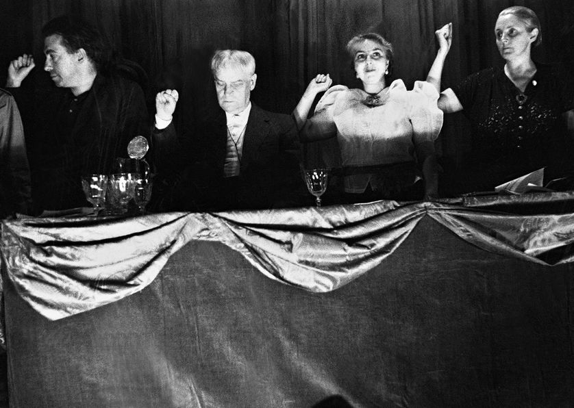 Julien Benda, l'homme au cheveux blancs dans un congrès anti-fascistes espagnol en 1937