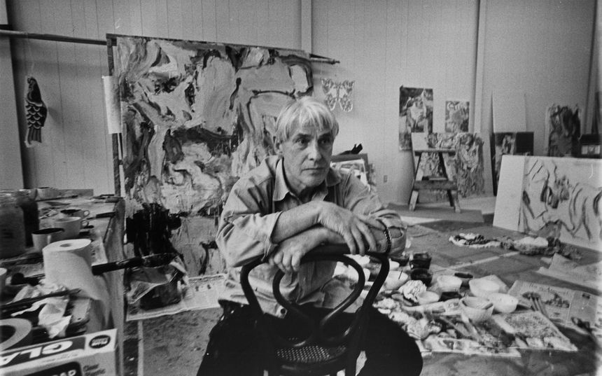 Le peintre Willem de Kooning (1904 - 1997) dans son atelier, entouré de ses peintures abstraites, Long Island, New York, 1er novembre 1987. (Photo par Robert R. McElroy / Getty Images)