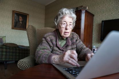 Senior de 97 ans devant un ordinateur Senior de 97 ans devant un ordinateur