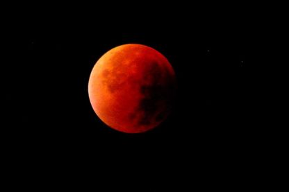 Ce 27 juillet aura lieu la plus longue éclipse de Lune du XXIe siècle - contrairement au Soleil, la Lune reste toujours visible pendant ses éclipses, et prend le plus souvent une teinte rousse, rouge ou brune Ce 27 juillet aura lieu la plus longue éclipse de Lune du XXIe siècle - contrairement au Soleil, la Lune reste toujours visible pendant ses éclipses, et prend le plus souvent une teinte rousse, rouge ou brune