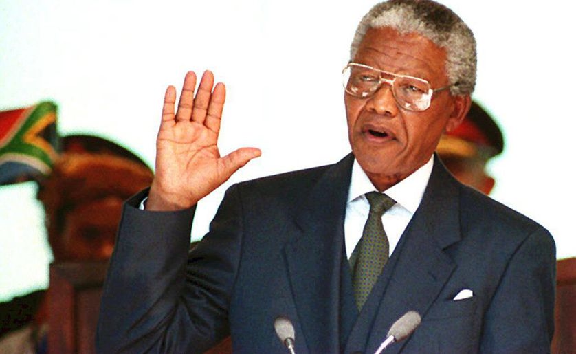 Nelson Mandela pête serment le 10 mai 1994 en tant que premier président Noir d'Afrique du Sud