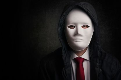 Portrait d'un homme portant un masque sur fond noir. Portrait d'un homme portant un masque sur fond noir.