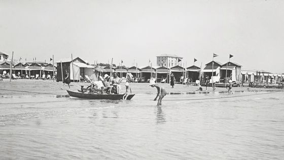 Venice, les cabines de la plage du Lido. Vers 1930. (Photo Imagno/Getty Images) ©Getty