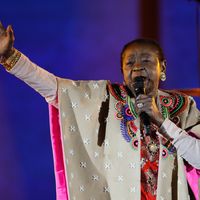 La chanteuse de Trinité-et-Tobago Calypso Rose jouant sur scène aux 32e Victoires de la Musique le 10 février 2017 au Zénith de Paris.