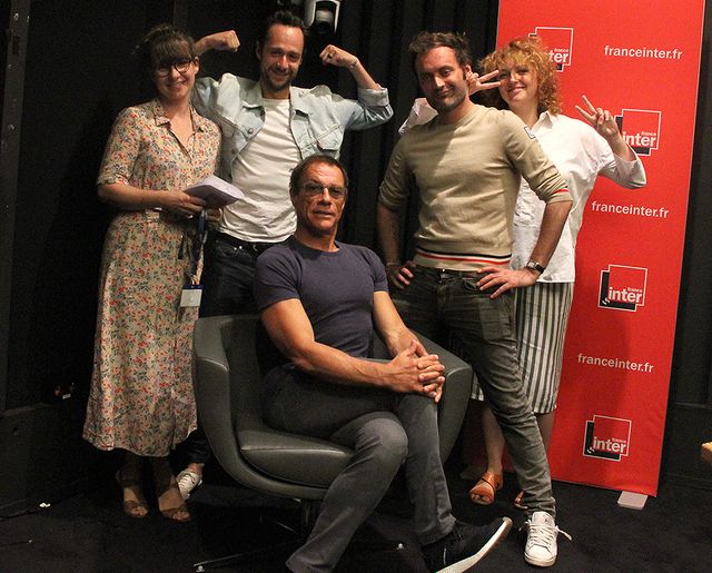 Lola Costantini, Léonard Billot, Augustin Trapenard et Valentine Chedebois entourent JCVD