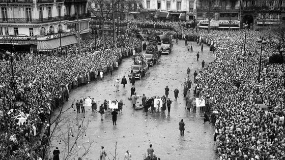 Des centaines de milliers de personnes assistent, le 13 février 1962 à Paris, aux obsèques des huit victimes des violences policières au métro Charonne, lors de la manifestation du 8 février en faveur de la paix en Algérie. ©AFP - Afp / stf