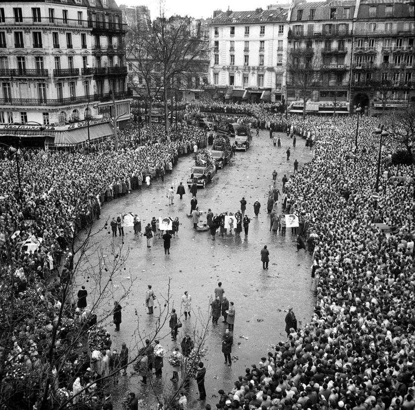 Des centaines de milliers de personnes assistent, le 13 février 1962 à Paris, aux obsèques des huit victimes des violences policières au métro Charonne, lors de la manifestation du 8 février en faveur de la paix en Algérie.