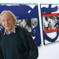 William Klein le 15 avril 2002, devant des photos de l'exposition qui lui est consacrée à la Maison Européenne de la Photographie à Paris.