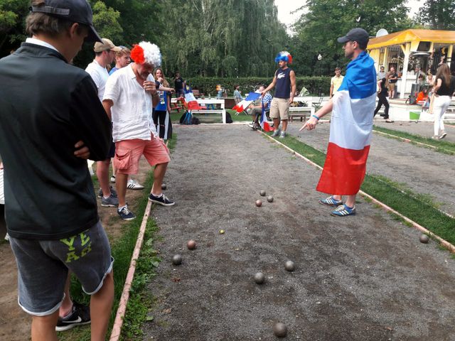 Le jour de la Fête nationale est aussi le jour de la pétanque à Moscou, où les supporters français sont arrivés, nombreux, pour encourager les Bleus.