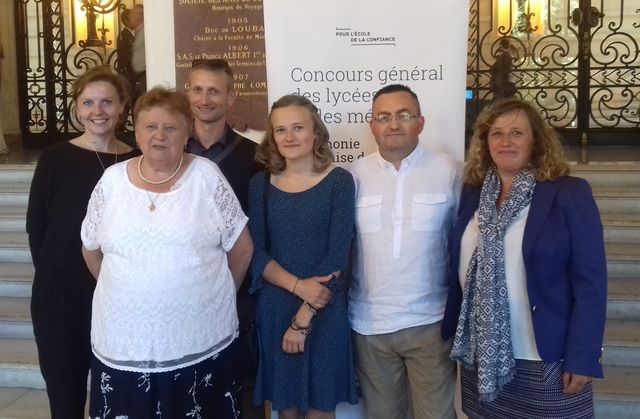 Pour la remise de son prix, à Paris, Héloïse était entourée de ses parents et de ses professeurs.