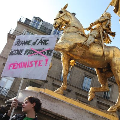 Manifestation anti-FN en avril 2012 devant la statue de Jean d'Arc à Paris