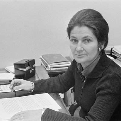Portrait de Simone Veil à son bureau lors de ses fonctions au Conseil d'administration de l'ORTF, et de Secrétaire générale du conseil supérieur de la magistrature en 1972