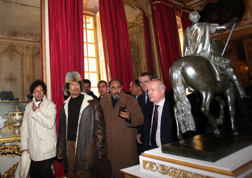 Mouammar Kadhafi au château de Versailles en décembre 2007.