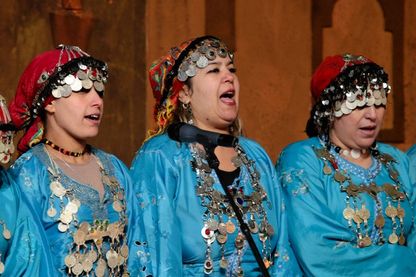 Des danseurs et des musiciens se produisent au château de la Kasbah Taourirt lors du Festival national des arts Ahwach tenu à Ouarzazate, au Maroc, le 16 novembre 2013. Des danseurs et des musiciens se produisent au château de la Kasbah Taourirt lors du Festival national des arts Ahwach tenu à Ouarzazate, au Maroc, le 16 novembre 2013.