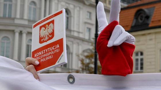 Des manifestations ont eu lieu en Pologne pour soutenir le refus de la Présidente de la Cour Suprême de quitter ses fonctions. ©AFP - Janek Skarzynski
