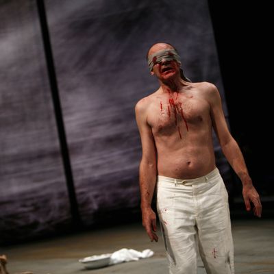 "Sous l'oeil d'Oedipe" dirigé par Joel Jouanneau, au Festival d'Avignon en 2009.