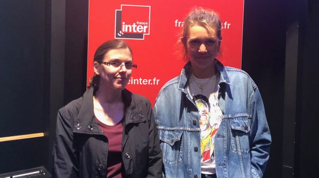 Sandrine Guerlet (à gauche) et Lauren Bastide (à droite) dans le studio d'enregistrement de l'émission à France Inter