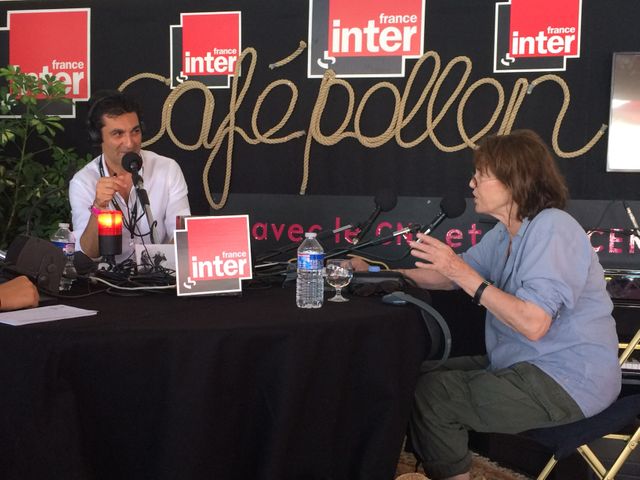 Jane Birkin dans le studio du Club estival aux Francofolies de la Rochelle en compagnie d'Emmanuel Khérad