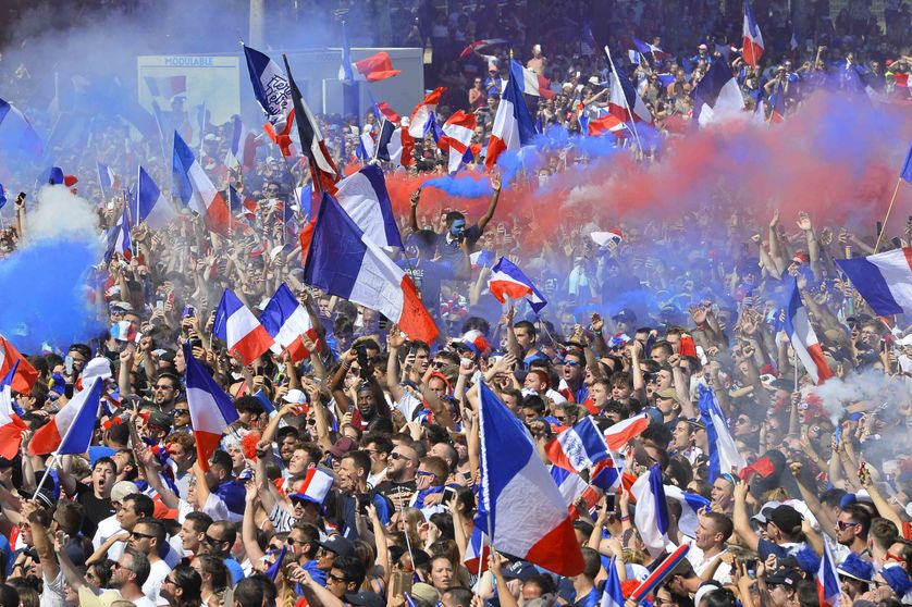 Supporters Français célébrant la victoire de la France hier, dimanche 15 juillet au Mans.