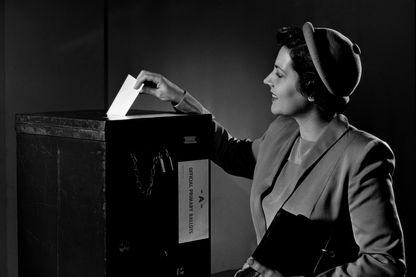 En France, les femmes ont le droit de voter depuis 1944 seulement. Pourquoi tant d'attente ? Et ce n'est pas un cas isolé : dans le monde, le droit de vote aux femmes s'est répandu à partir du début du XXe siècle. En France, les femmes ont le droit de voter depuis 1944 seulement. Pourquoi tant d'attente ? Et ce n'est pas un cas isolé : dans le monde, le droit de vote aux femmes s'est répandu à partir du début du XXe siècle.