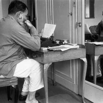 L'écrivain américain Ernest Miller Hemingway, à sa table d'écriture (1899 - 1961)