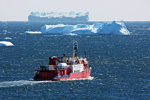 L'Astrolabe, troisième du nom... Il est l'unique navire effectuant la liaison entre la base scientifique française de Dumont d'Urville en Terre Adélie et Hobart en Tasmanie