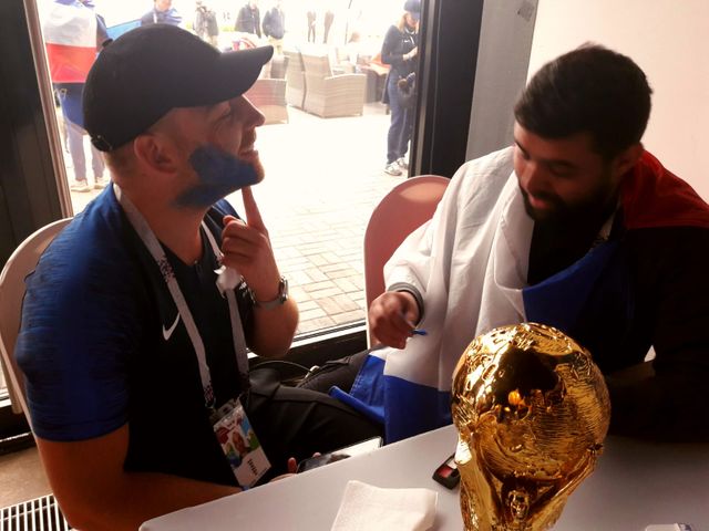 Dernières retouches maquillage pour Romain et Mustapha. La coupe, ils l'ont déjà !