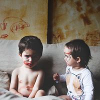 Deux frères pris en flagrant délit de coloriage sur les murs et eux-même