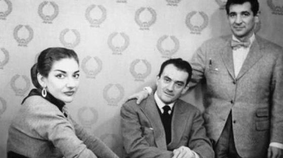 Maria Callas avec Luchino Visconti et Leonard Bernstein à la scala de Milan pendant les répétitions de La Sonnambula de Bellini. Milan 1955 © Mario Dondero
