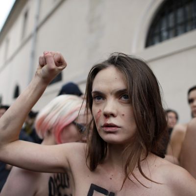 Le 18 novembre 2012 à Paris : La militante Femen, Oksana Shachko, lève le poing lors d'une manifestation contre la farouche opposition de l'Eglise catholique à autoriser le mariage homosexuel.