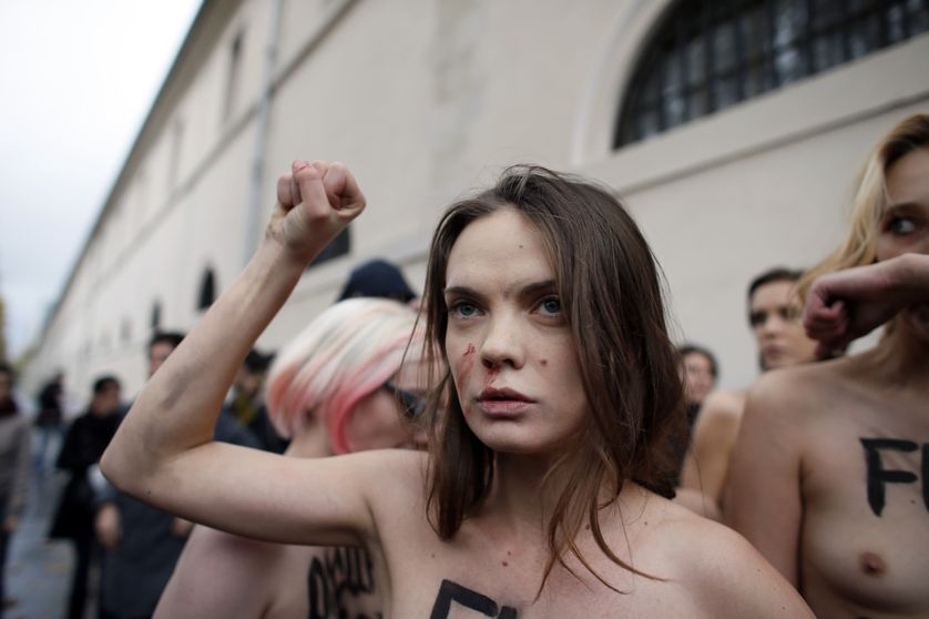 Le 18 novembre 2012 à Paris : La militante Femen, Oksana Shachko, lève le poing lors d'une manifestation contre la farouche opposition de l'Eglise catholique à autoriser le mariage homosexuel.