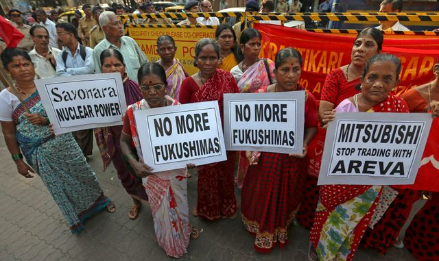 Des indiens opposés à un précédent projet japonais de centrale nucléaire à Jaitapur.