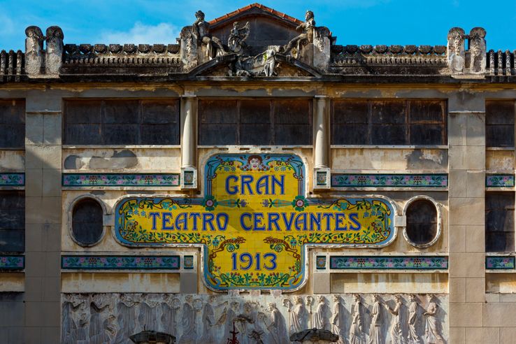 La façade en céramique du Gran Teatro Cervantès à Tanger.