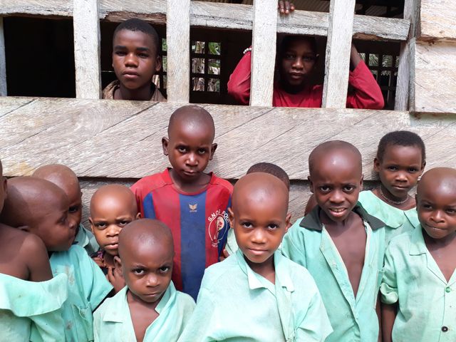 Un groupe d'enfants Bipindi, une commune du Cameroun.