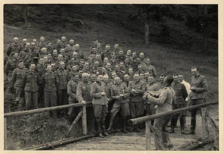 Officiers SS et nazis du camp d'Auschwitz, non daté. Au premier rang notamment : Richard Baer, Josef Kramer, Franz Hoessler, Dr. Josef Mengele