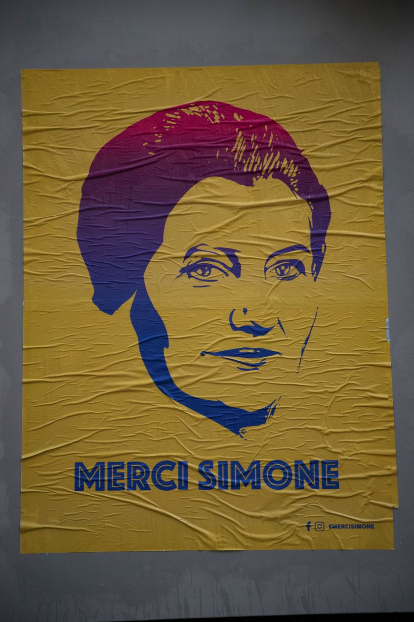 Poster d'un portrait de Simone Veil installé par les street artists Eleanor and Juliette du collectif "Merci Simone", à Paris.
