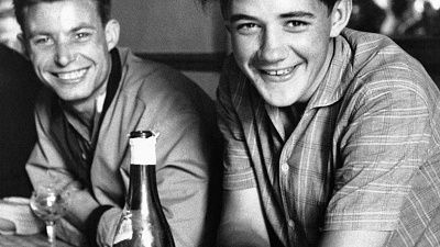 Jeunes dans un bistrot, France 1959 ©Getty - Jean-Louis SWINERS / Contributeur