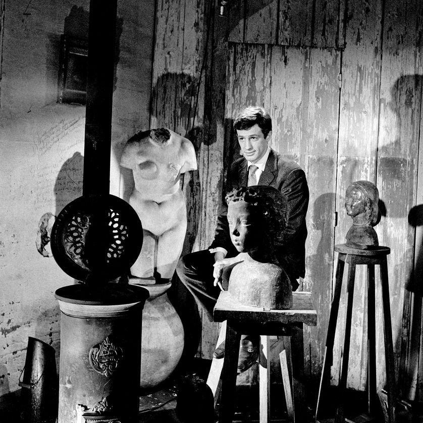 Jean-Paul Belmondo entouré de sculptures de son père Paul Belmondo, pour l'émission "Cinépanorama" le 20 janvier 1960.