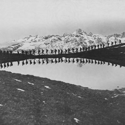 Pendant la Première Guerre mondiale. Des soldats de ce qui deviendra la Yougoslavie défilent devant un lac de montagne dans la future Yougoslavie.