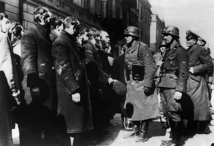 Un groupe de Juifs polonais interrogés le 2 janvier 1943 dans le ghetto de Varsovie avant d'être envoyés au camp d'extermination de Treblinka.
