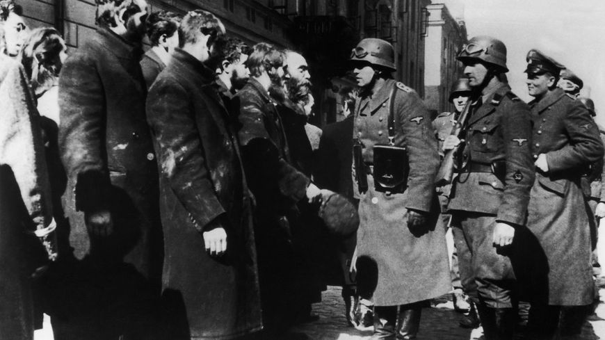 Un groupe de Juifs polonais interrogés le 2 janvier 1943 dans le ghetto de Varsovie avant d'être envoyés au camp d'extermination de Treblinka.
